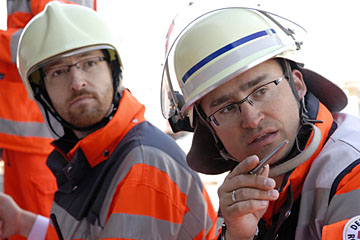 Foto: Portrait von zwei Helfern bei der Planung am Einsatzort.